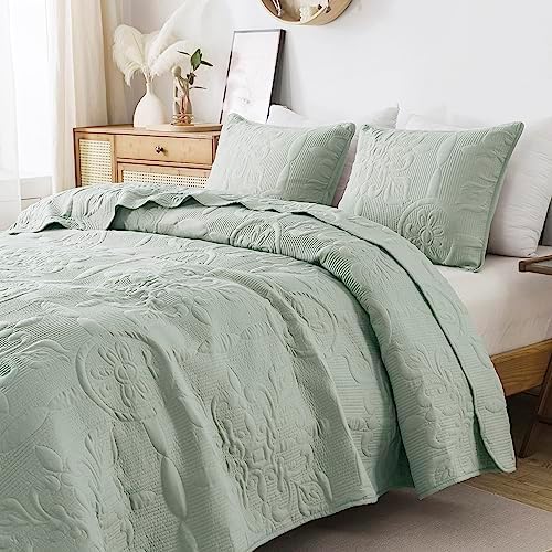 B2EVER Sage Green Damask Cal King Quilt Set