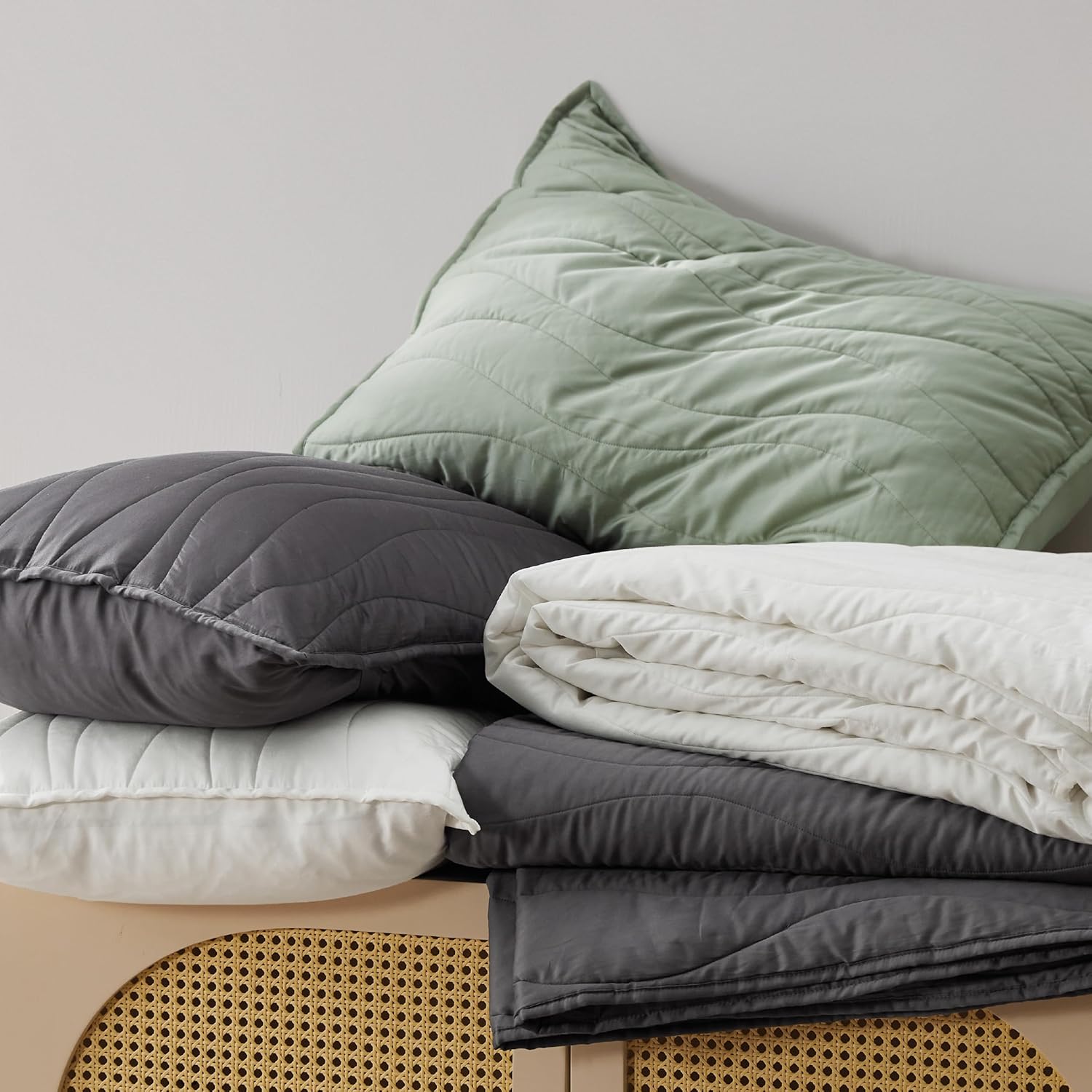 Bedsure Cooling Quilt Queen Size - Moisture Wicking Silky Soft Breathable Bedspread
