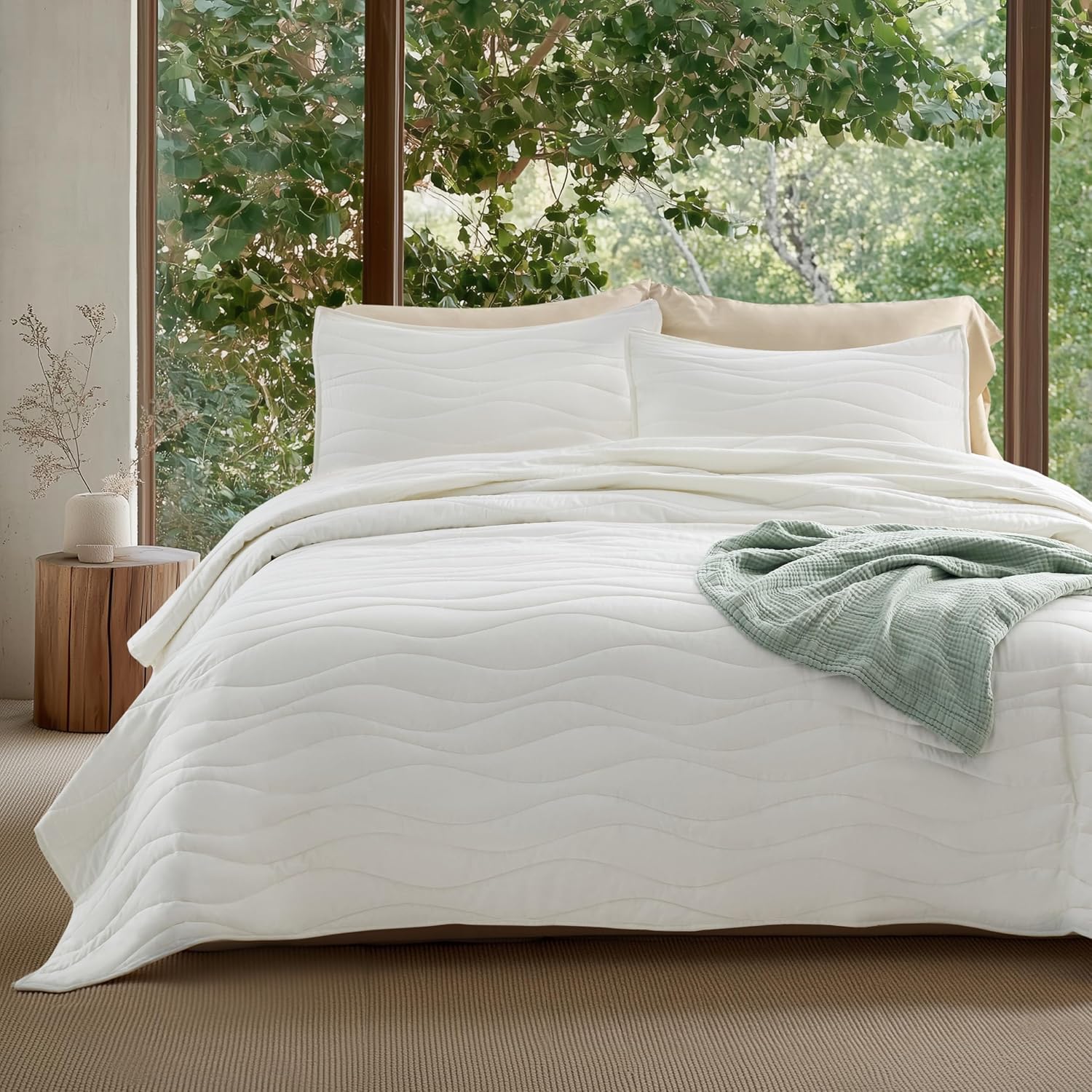 Bedsure Cooling Quilt Queen Size - Moisture Wicking Silky Soft Breathable Bedspread