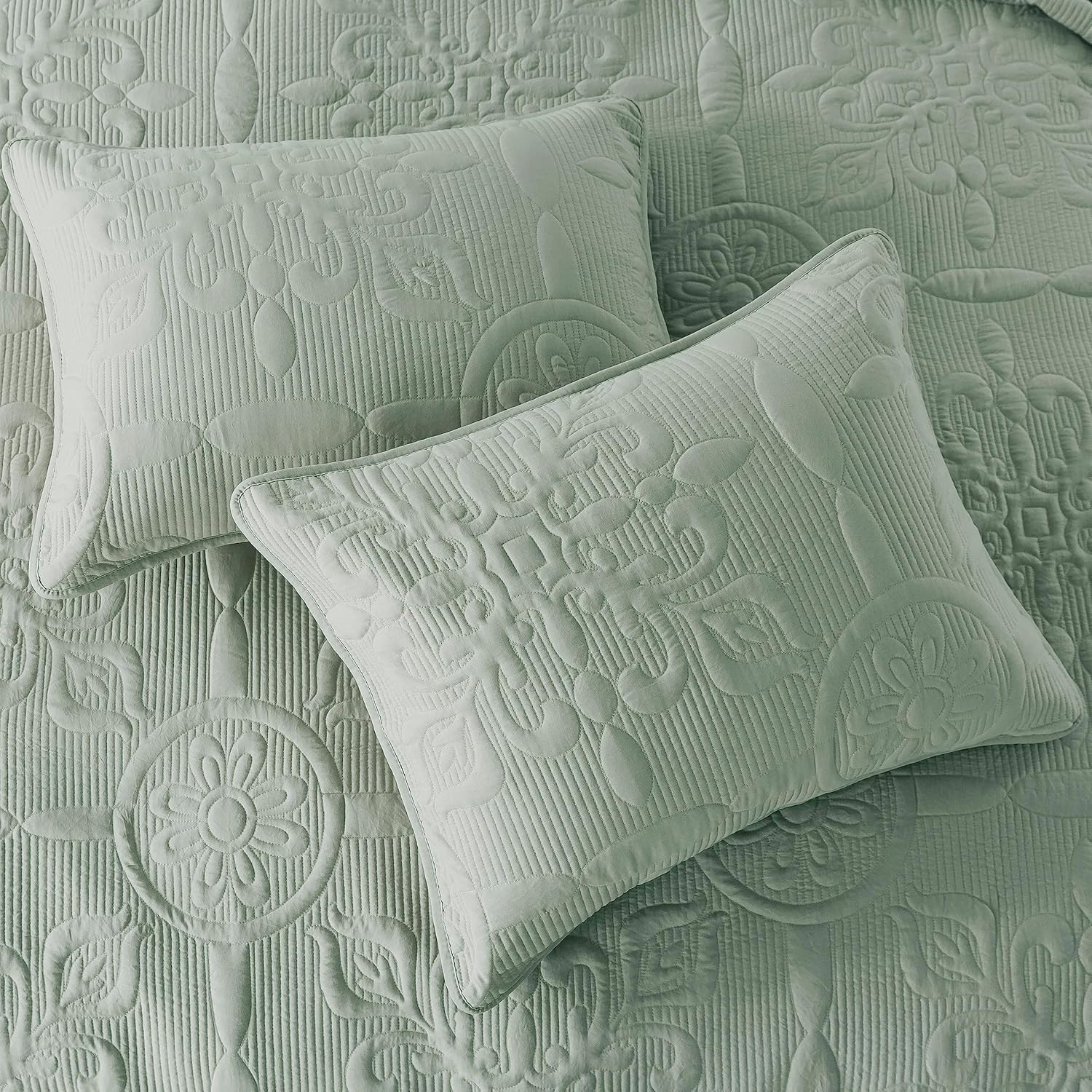 B2EVER Sage Green Damask Cal King Quilt Set