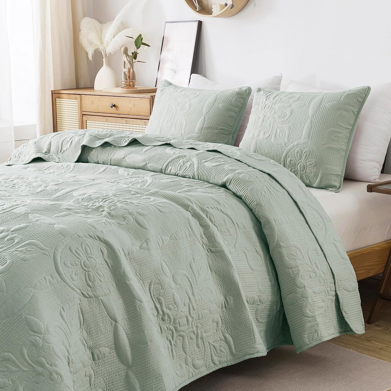B2EVER Sage Green Damask Cal King Quilt Set